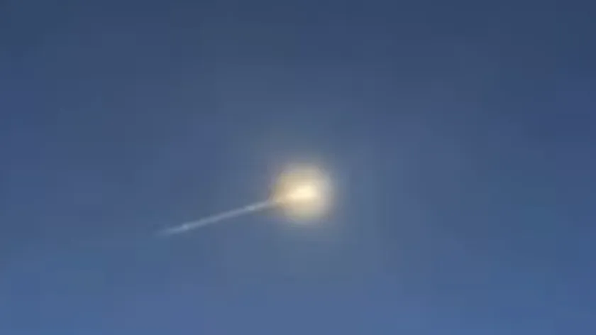 Almanya'da Göktaşı Alarmı: Meteor Patlaması Çatılara Hasar Verdi