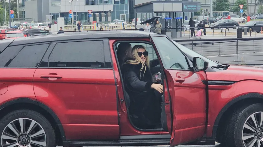 Sırp şarkıcının 250.000 Euro değerindeki dairesi ve 9 yıl boyunca kullandığı Pejo aracı hakkında espriler yapıldığını belirtti.