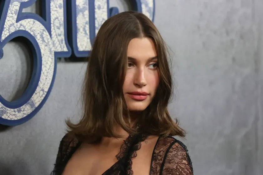 **Hailey Bieber Kırmızı Halıda Giyimiyle Kamuoyunu Bölen Şeffaf Elbisesiyle Dikkat Çekti**