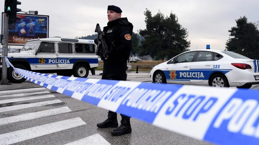 Karadağ Podgorica'da maskeli Rus vatandaşına güvenlik şüphesiyle gençlerin müdahalesi