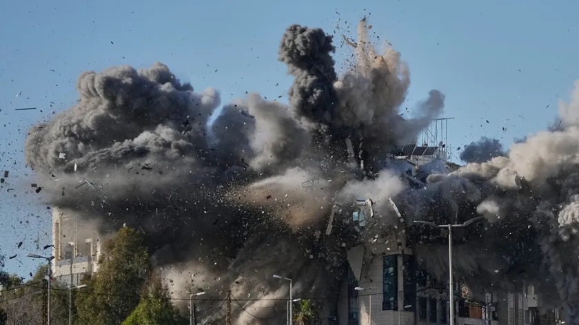 ABD Başkanı Donald Trump İran barış görüşmelerini iptal ederek elçileri geri gönderdi