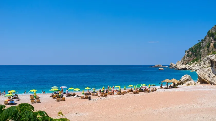 Turiste gittikçe, konaklama fiyatları düşüyor ve deniz hala sıcak Karadağ'da Eylül başında nereye gidilebilir?