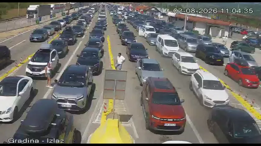Sırbistan'daki sınır geçişlerinde kilometrelerce uzun kuyruklar oluştu.