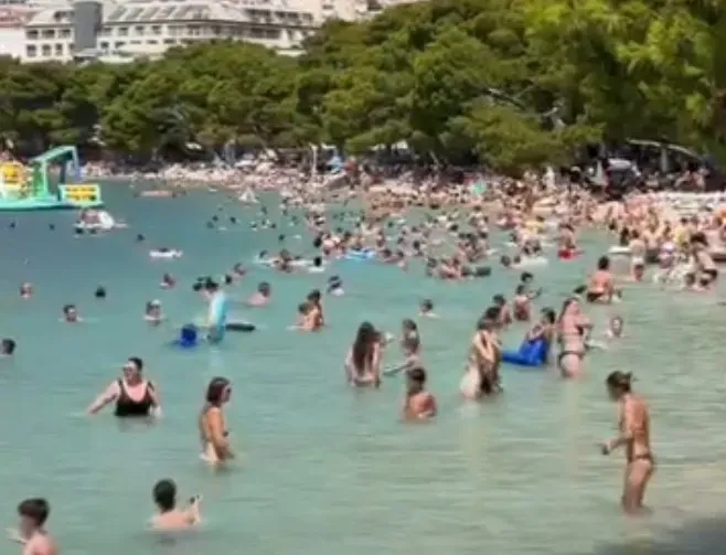 Hırvatistan'ın Makarska kıyı şeridinde yoğun turist kalabalığına karşı tepkiler devam ediyor.