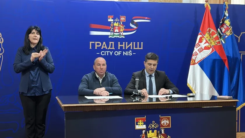 Sırbistan'ın Niş Belediyesi basın toplantılarına işaret dili tercümanı hizmeti başlattı