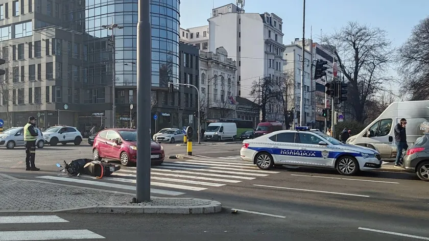 Belgrad'da Ulusal Meclis Yakınlarında Kaza: Motosikletli Yaralı Olarak Kaldırıldı