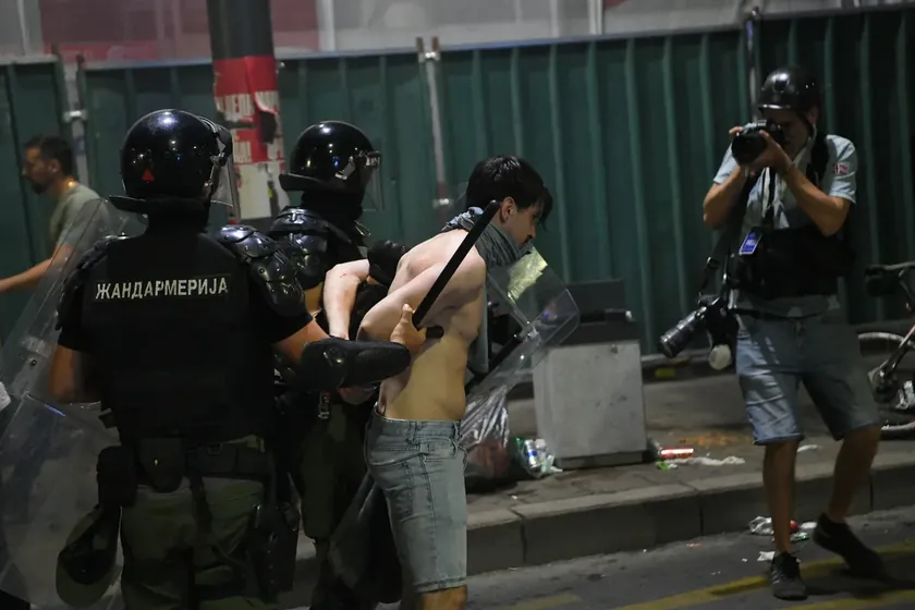Sırbistan'da bir yıldan beri protestolar nedeniyle 350'den fazla kişi gözaltına alındı ancak hiçbir SNS üyesi tutuklanmadı.