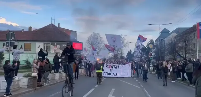 Sırbistan Kula'da büyük öğrenci mitingi polis engellemelerine rağmen gerçekleşti