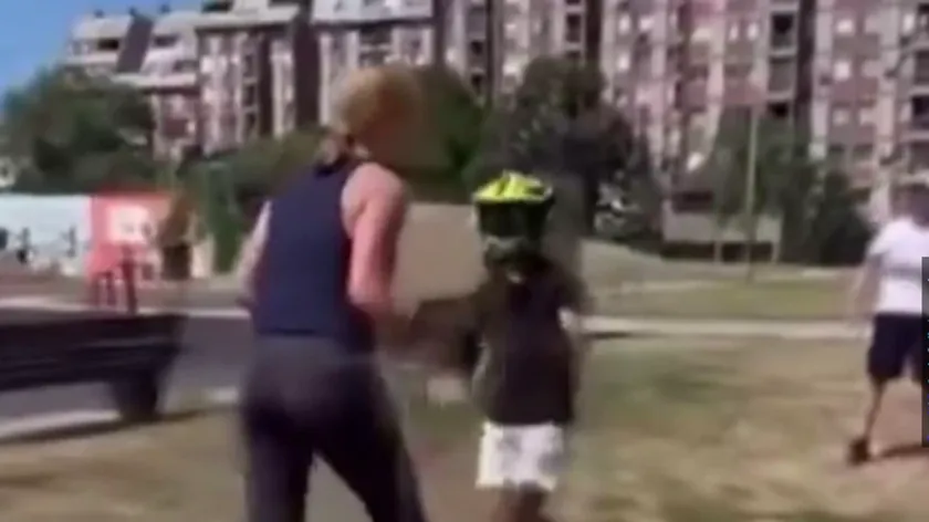 Sırbistan'da Çocuğa Şiddet Uygulayan Kadın Bu Kez Köpeğini Parkta Terk Etmekle Suçlanıyor