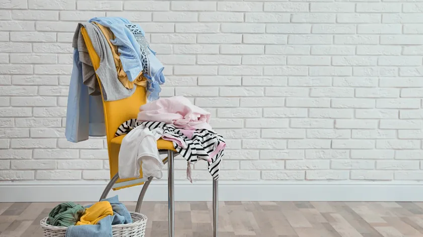 Sandalyede Biriken Kıyafetler Tembellik Değil, Psikolojik Bir Anlam Taşıyor