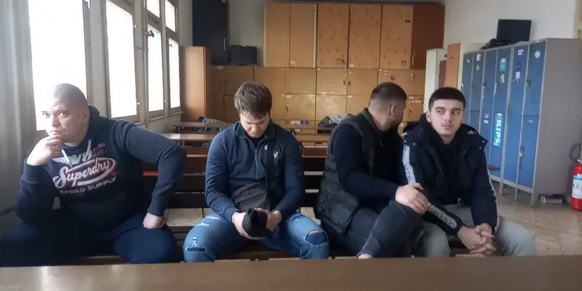 Sırbistan'da öğrenci saldırganlarını fotoğraflayan polise meslekten ihraç tehdidi