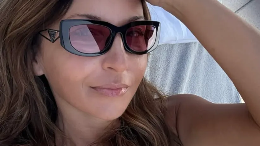 Sanja Marinković, kupaçık kostümünde gösterişli bacaklarıyla dikkat çekti.