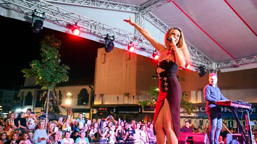 Rada Manojlović Svilajncu büyük bir kalabalıkla sahne aldı.