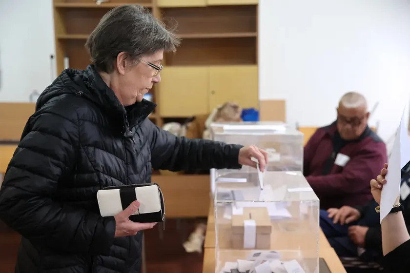Bulgaristan bugün sandık başında: Beş yılda sekizinci parlamento seçimleri yapılıyor
