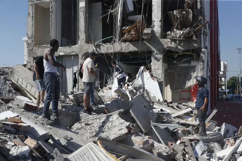 Kolombiya'da yıkıcı bir deprem sonucu en az 111 kişi hayatını kaybetti.