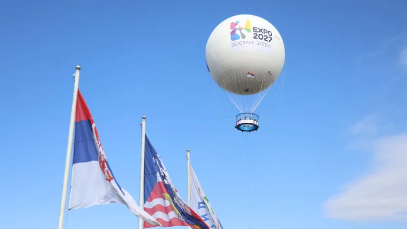 Belgrad'da Expo 2027 renkleriyle boyanan panoramik balonun ilk deneme uçuşu yapıldı