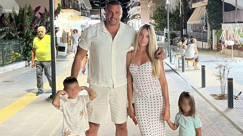 Ünlü bir televizyon çiftinin ailesiyle tatilde keyifli anlar yaşadığı bildirildi.