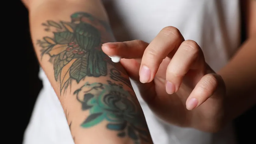 Dövme Sonrası Güvenli İyileşme İçin Cilt Bakımı Rehberi ve Uzman Görüşleri