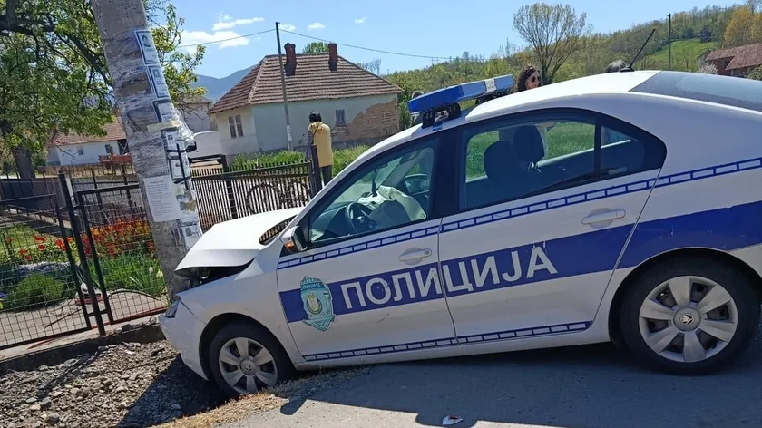 Sırbistan'da polis aracı trafik kazası geçirdi maddi hasar meydana geldi