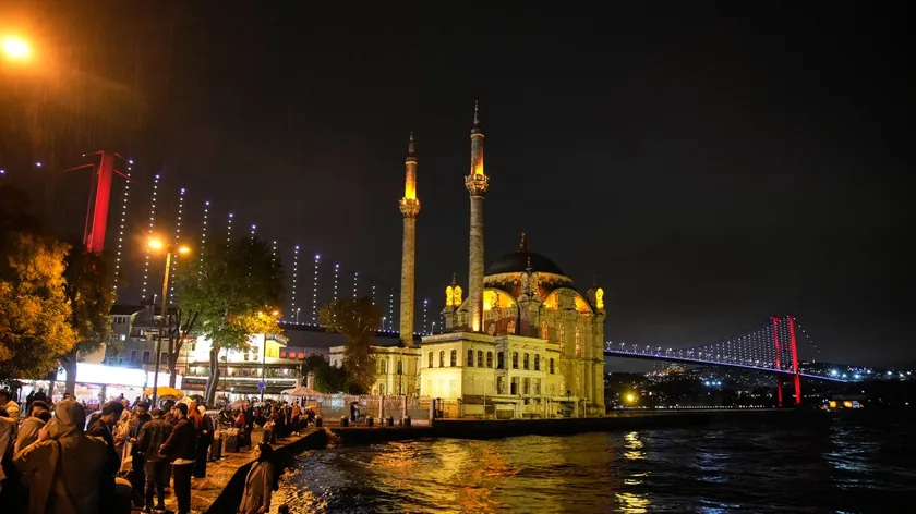 İstanbul'da sağanak nedeniyle yollar göle döndü, alt geçitte mahsur kalanlar kurtarıldı