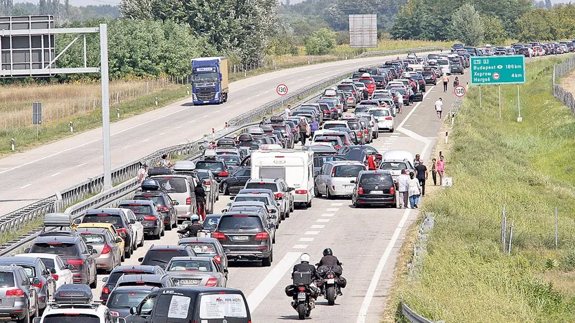 Sırbistan Sınır Kapılarında Yeni EES Sistemi Nedeniyle Paskalya Yoğunluğu Bekleniyor