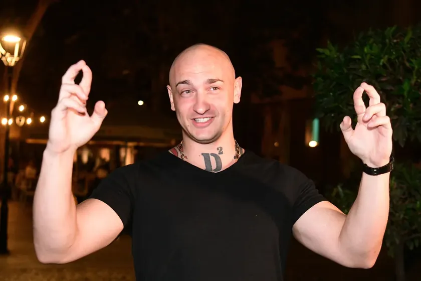 Sırbistanlı rapçi Desingerica, canlı kuzuyla sahneye çıkarak yine tartışma yarattı.