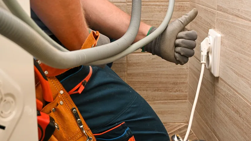 Çamaşır makinesini elektrik prizasına bu şekilde bağlamak tehlikeli!