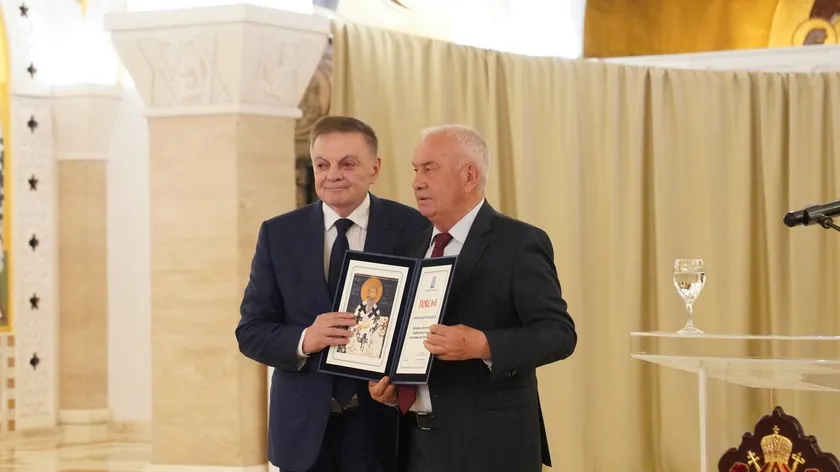 Sırbistan'da Akademisyen Milovan Bojiç'e Svetosavska Povelja Takdim Edildi
