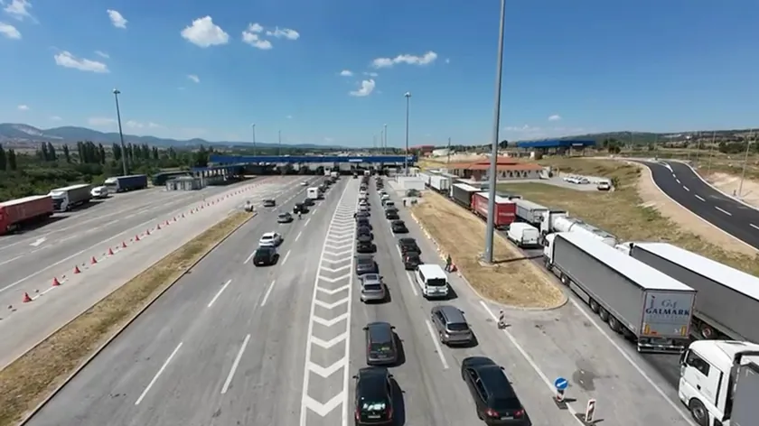 Sırbistan'dan çıkışta Batrovci'de kamyonlar beş saat bekliyor