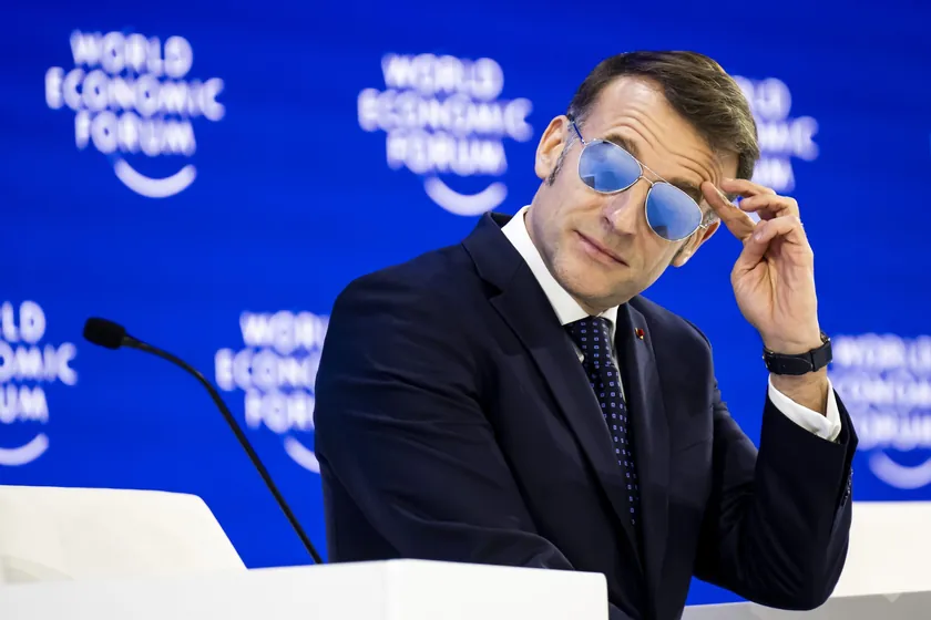 Fransa Cumhurbaşkanı Emmanuel Macron Davos'ta Güneş Gözlüğü Takarken Dikkatleri Üzerine Çekti