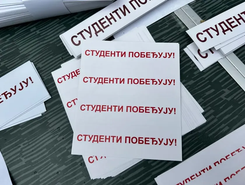 Sırbistan Kruševac'ta öğrenci çıkartması dağıtımına polis müdahale etti, para cezası kesildi