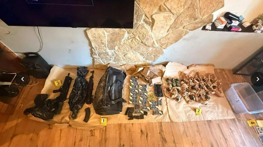 Beogradu'nda büyük bir silah operasyonu gerçekleştirildi Otomatik tüfekler, 20 bomba ve bir adam gözaltına alındı