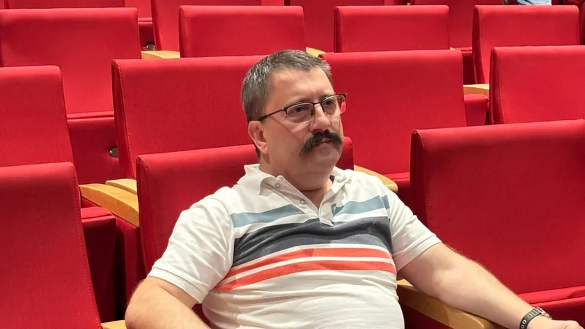 Sırbistan'da "Şekerli Su" Müzikali Güvensizlik ve Güzellik Takıntısını Sahneye Taşıyor