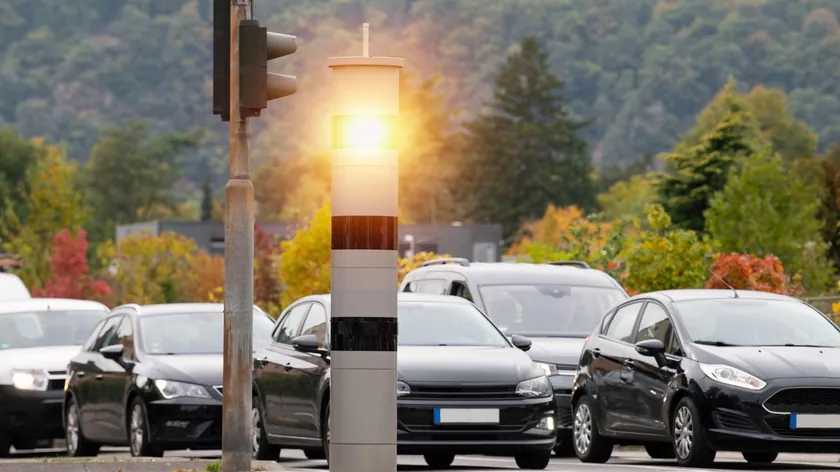 Sırbistan'daki bazı sürücüler radarları atlatmak için plakalarını gizlemek için özel cihazlar kullanıyor.