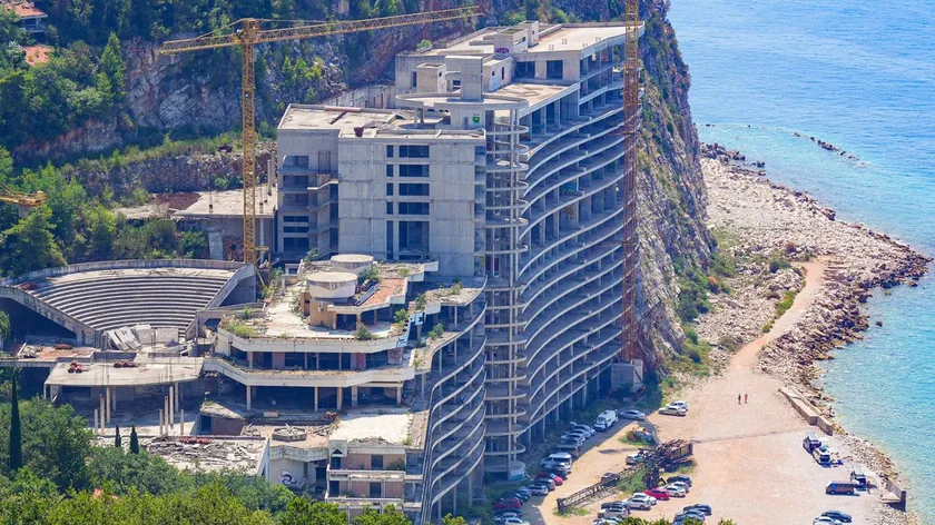 Sırbistan'da bulunan Perazića Do kıyısında bulunmayan bir otel inşaatı.