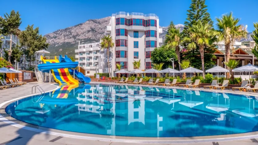 Türkiye'nin Kemer bölgesi, dağ ve denizin buluştuğu eşsiz bir yaz rotası olarak öne çıkıyor.