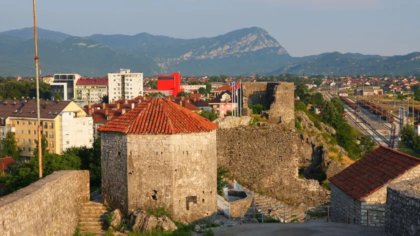 Arnavutluk ve Karadağ'da sabah saatlerinde peş peşe iki deprem meydana geldi