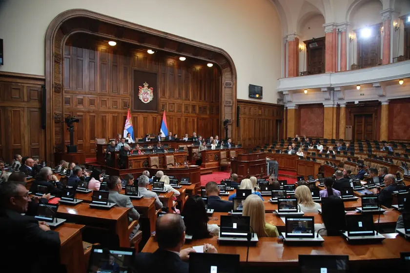 Sırbistan Parlamentosu Üyeleri "Beograd Su Üzerinde" Projesi Hakkında Kanun Değişiklikleri Tartışmasını Devam Ettirdiler.
