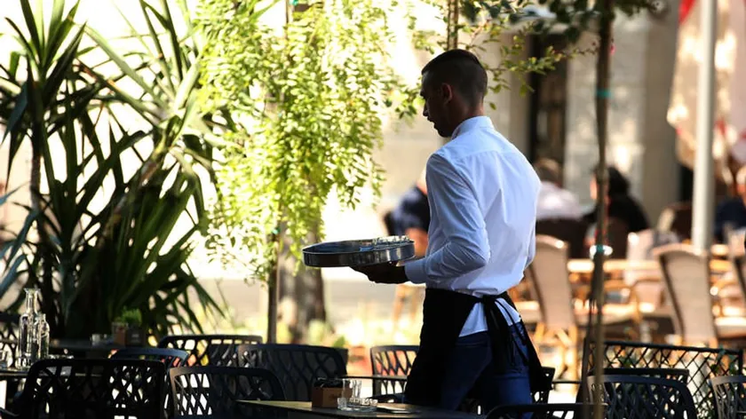 Sırbistan'dan Binlerce Aşçı ve Garson Sahil Restoranlarına Akın Ediyor