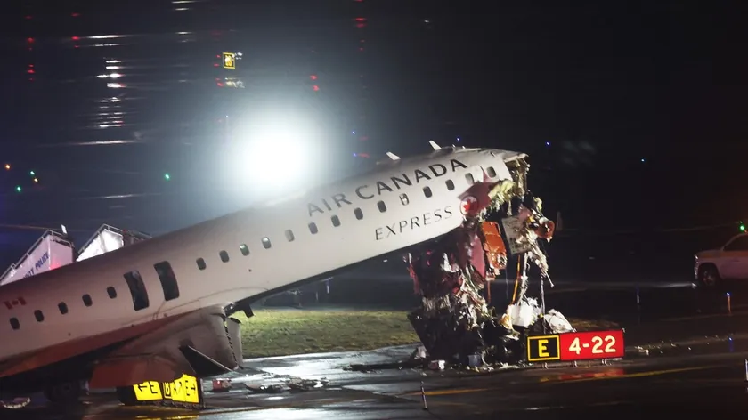 New York LaGuardia Havalimanı'nda uçak havalimanı aracıyla çarpıştı: Ölü ve yaralılar var
