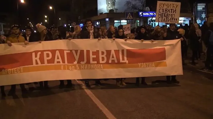 Kragujevac sivil toplum örgütleri kundaklanan araç sonrası aktiviste destek mitingi düzenledi.