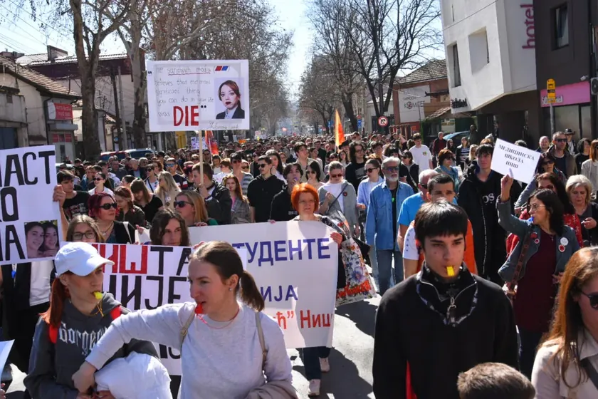 Sırbistan'ın Niş şehrinde öğrenciler protesto çağrısı yaptı.