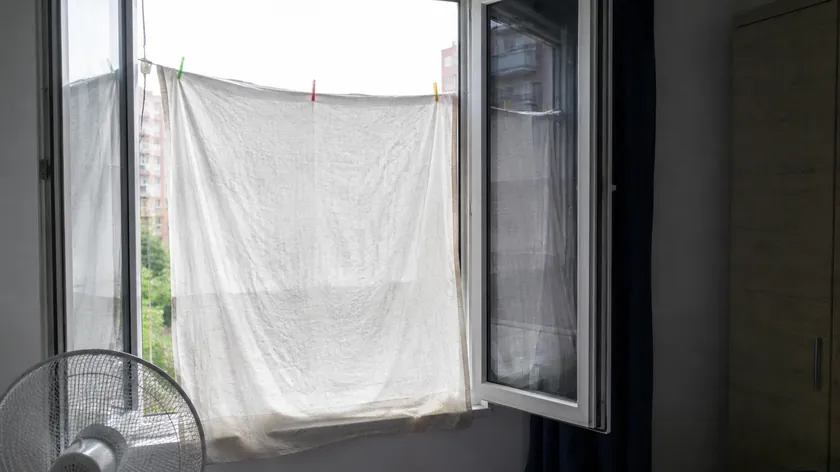 Sırpistan'da bir kumaşın pencerede asılmasıyla oda daha iyi soğutulması mümkün olabilir ancak belirli bir koşul altında.