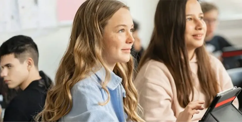 Sırbistan'da ebeveynler çocuklarının eğitimi için yurt dışı lise seçeneklerini inceliyor.