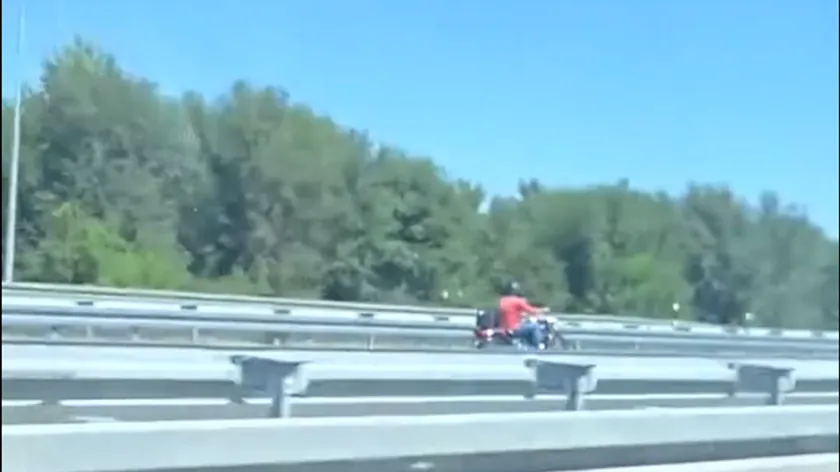Sırbistan'da bir motosiklet sürücüsü karşı yönde gidiyor.