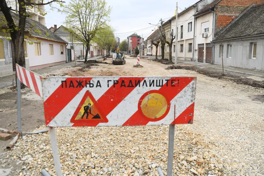 Presečina köyündeki yol çalışması, mezarlığı tehdit ediyor