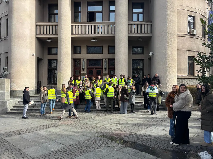 Öğrenciler ve vatandaşlar, Hukuk Fakültesi önünde 16 dakika sessizlik eylemi gerçekleştirdi