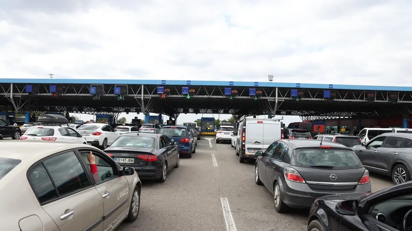 Sırbistan'da sınır ve şehirlerde trafik yoğunluğu artıyor.