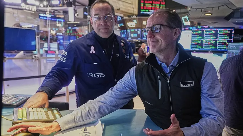 Wall Street'ta ABD Hisse Senetleri Düştü, Enerji Fiyatları Yükseldi