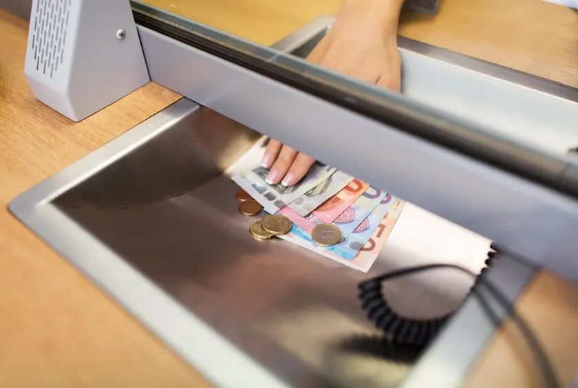 Knjaževac'ta genç şüpheli döviz bürosu çalışanını iterek yüz bin dinar çaldı